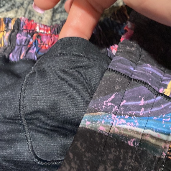 Lululemon 🎊NWT 🎊 Hottie Hot LR Short 4”*Lined - Picture 7 of 9